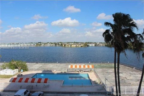 Copropriété à vendre à Miami, Floride: 1 chambre, 79.99 m2 № 1965758 - photo 2