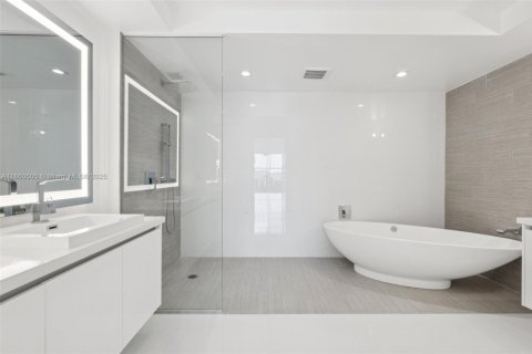 Condo in Sunny Isles Beach, Florida, 3 bedrooms  № 1922440 - photo 30