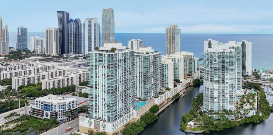 Condo in Sunny Isles Beach, Florida, 3 bedrooms № 1922440