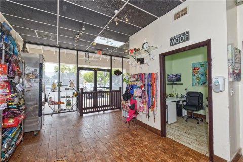 Commercial property in Kendall, Florida № 2076756 - photo 14
