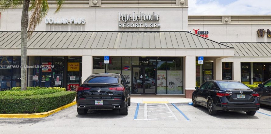 Commercial property in Kendall, Florida № 2076756