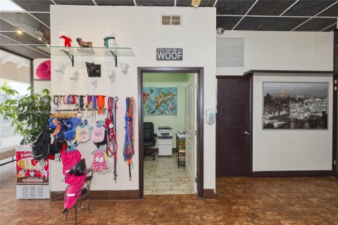 Commercial property in Kendall, Florida № 2076756 - photo 15