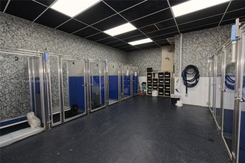 Commercial property in Kendall, Florida № 2076756 - photo 8