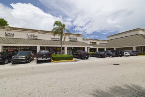 Commercial property in Kendall, Florida № 2076756 - photo 4
