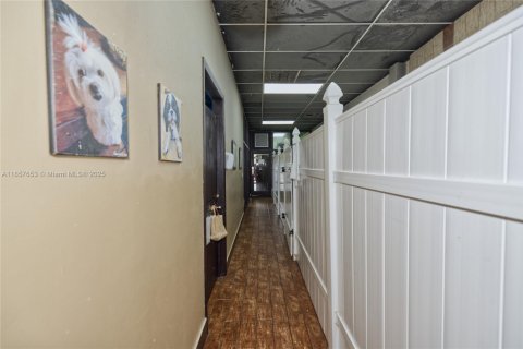 Commercial property in Kendall, Florida № 2076756 - photo 18