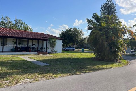 Commercial property in Biscayne Park, Florida 142.23 sq.m. № 1730850 - photo 3