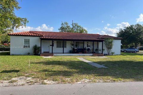 Commercial property in Biscayne Park, Florida 142.23 sq.m. № 1730850 - photo 1
