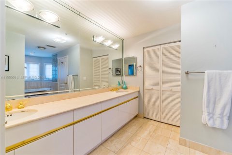 Townhouse in Miami Beach, Florida 4 bedrooms, 245.26 sq.m. № 2064819 - photo 21