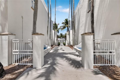 Townhouse in Miami Beach, Florida 4 bedrooms, 245.26 sq.m. № 2064819 - photo 28
