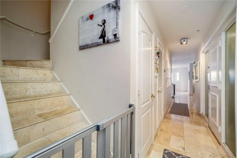 Townhouse in Miami Beach, Florida 4 bedrooms, 245.26 sq.m. № 2064819 - photo 16