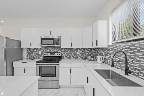 Casa en alquiler en Miami, Florida, 3 dormitorios, 86.4 m2 № 1895811 - foto 4