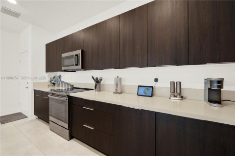 Купить таунхаус в Дорал, Флорида 3 спальни, 149.57м2, № 2058716 - фото 16