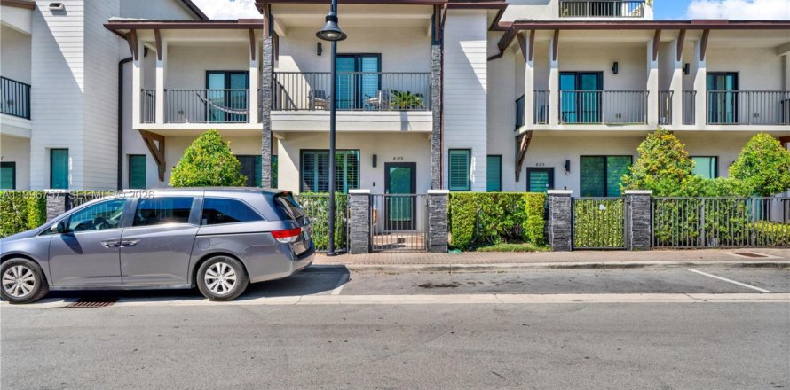 Таунхаус в Дорал, Флорида 3 спальни, 149.57м2 № 2058716