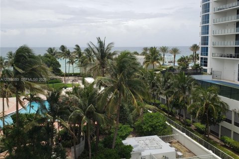 Copropriété à vendre à Hollywood, Floride: 2 chambres, 108.7 m2 № 2352049 - photo 15