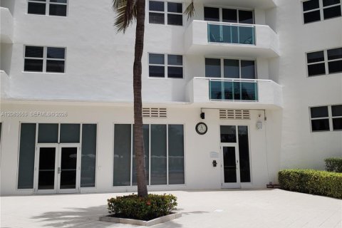 Copropriété à vendre à Hollywood, Floride: 2 chambres, 108.7 m2 № 2352049 - photo 21
