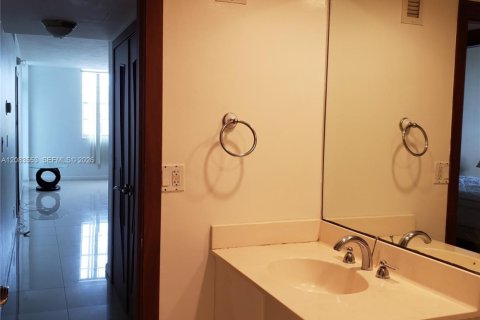 Copropriété à vendre à Hollywood, Floride: 2 chambres, 108.7 m2 № 2352049 - photo 11