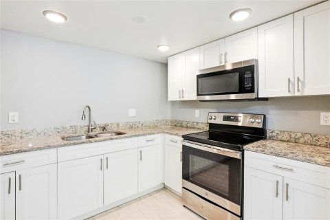 Condo in Tampa, Florida, 1 bedroom № 2202577 - photo 10