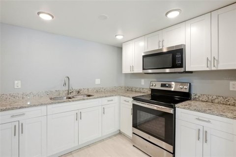 Condo in Tampa, Florida, 1 bedroom № 2202577 - photo 9