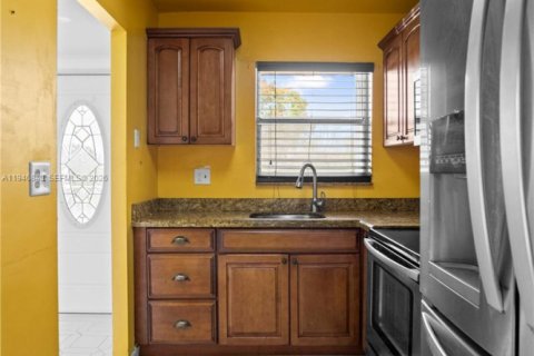 Condo in Sunrise, Florida, 2 bedrooms  № 2004606 - photo 5