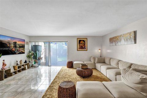 Townhouse in Fort Lauderdale, Florida 3 bedrooms, 140.1 sq.m. № 2248933 - photo 5