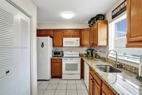 Townhouse in Fort Lauderdale, Florida 3 bedrooms, 140.1 sq.m. № 2248933 - photo 9