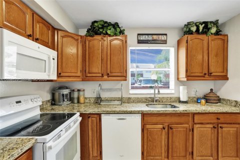Townhouse in Fort Lauderdale, Florida 3 bedrooms, 140.1 sq.m. № 2248933 - photo 10