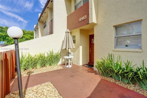 Townhouse in Fort Lauderdale, Florida 3 bedrooms, 140.1 sq.m. № 2248933 - photo 2