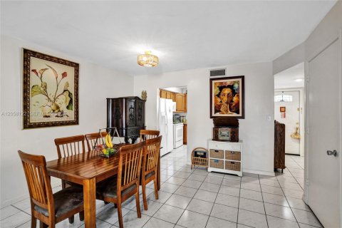 Townhouse in Fort Lauderdale, Florida 3 bedrooms, 140.1 sq.m. № 2248933 - photo 8