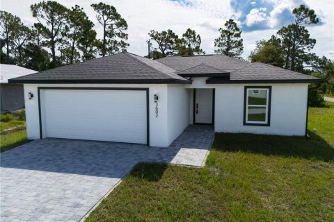 House in Port Charlotte, Florida 3 bedrooms, 117.99 sq.m. № 1869213 - photo 1