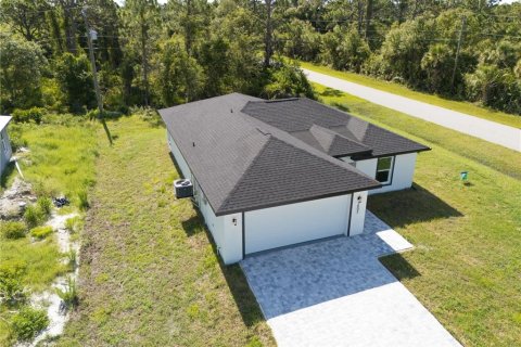 House in Port Charlotte, Florida 3 bedrooms, 117.99 sq.m. № 1869213 - photo 3