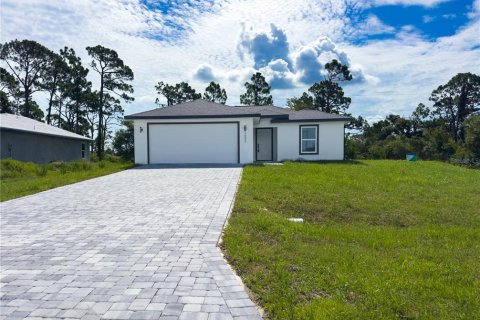 House in Port Charlotte, Florida 3 bedrooms, 117.99 sq.m. № 1869213 - photo 2