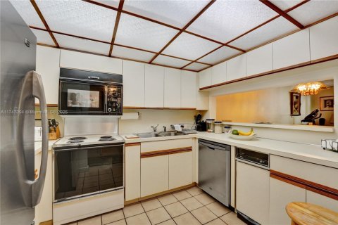 Condo in Key Biscayne, Florida, 1 bedroom  № 1859859 - photo 6