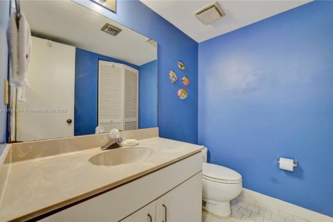 Condo in Key Biscayne, Florida, 1 bedroom  № 1859859 - photo 11