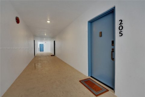 Condo in Key Biscayne, Florida, 1 bedroom  № 1859859 - photo 1