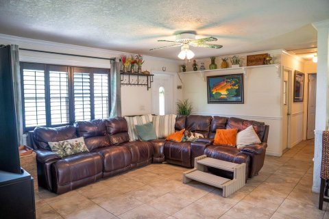 House in Jensen Beach, Florida 4 bedrooms, 120.96 sq.m. № 2188451 - photo 7