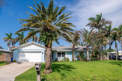 House in Jensen Beach, Florida 4 bedrooms, 120.96 sq.m. № 2188451