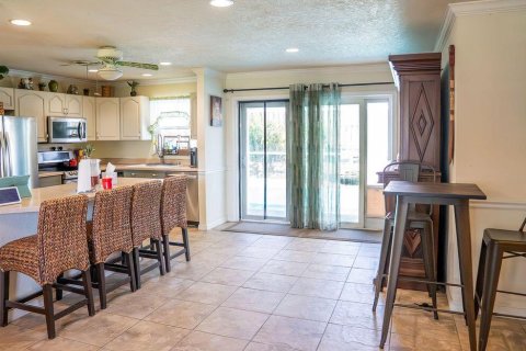 House in Jensen Beach, Florida 4 bedrooms, 120.96 sq.m. № 2188451 - photo 8