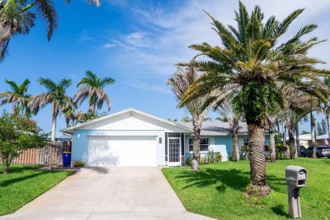 House in Jensen Beach, Florida 4 bedrooms, 120.96 sq.m. № 2188451 - photo 2