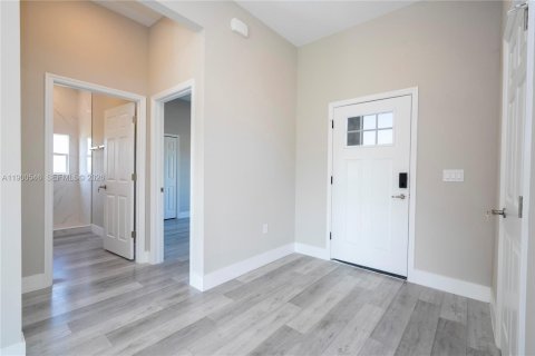 House in Sebring, Florida 3 bedrooms, 147.34 sq.m. № 2081692 - photo 2