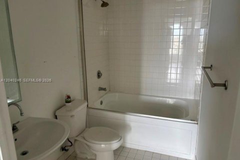Condo in Miami, Florida, 2 bedrooms  № 2086452 - photo 7