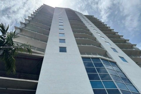Condo in Miami, Florida, 2 bedrooms  № 2086452 - photo 2