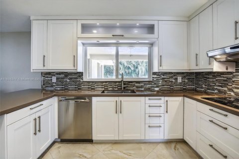 House in Davie, Florida 3 bedrooms, 190.91 sq.m. № 1856859 - photo 8