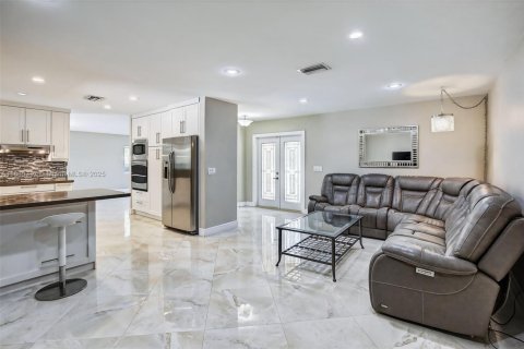 House in Davie, Florida 3 bedrooms, 190.91 sq.m. № 1856859 - photo 7