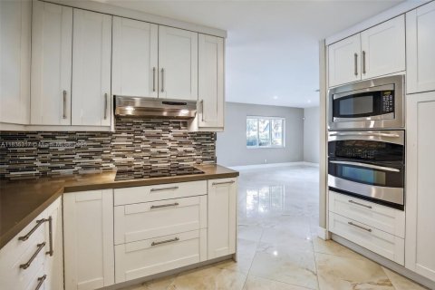 House in Davie, Florida 3 bedrooms, 190.91 sq.m. № 1856859 - photo 10