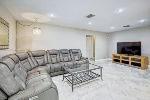 House in Davie, Florida 3 bedrooms, 190.91 sq.m. № 1856859 - photo 5