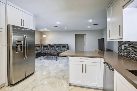 House in Davie, Florida 3 bedrooms, 190.91 sq.m. № 1856859 - photo 9
