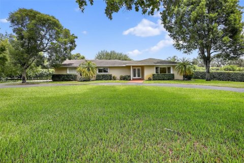 House in Davie, Florida 3 bedrooms, 190.91 sq.m. № 1856859 - photo 1