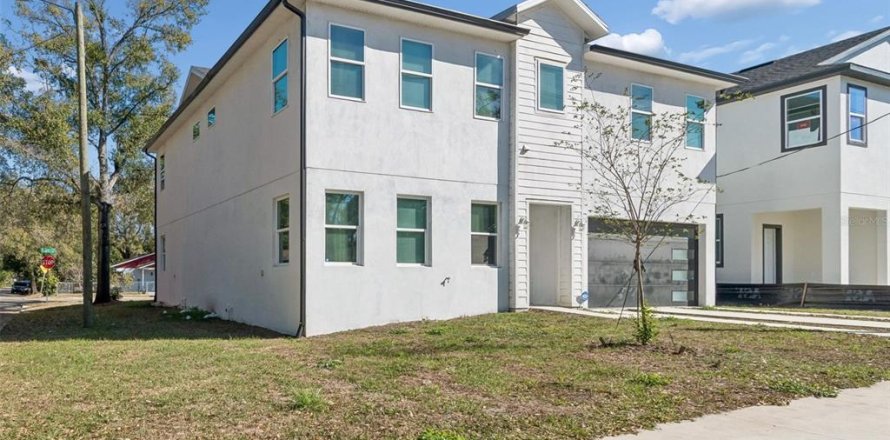 Propiedad comercial en Tampa, Florida 6 dormitorios, 309.55 m2 № 2106456