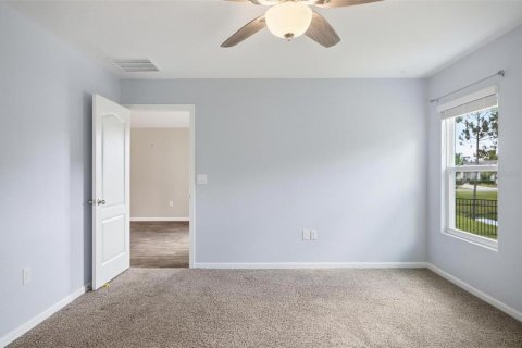 House in Bunnell, Florida 4 bedrooms, 165.18 sq.m. № 2217698 - photo 16