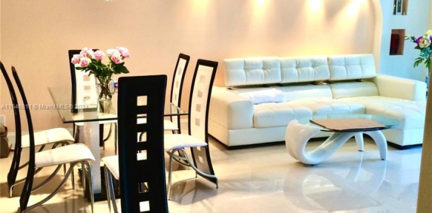Condominio en Hallandale Beach, Florida, 2 dormitorios  № 1862335